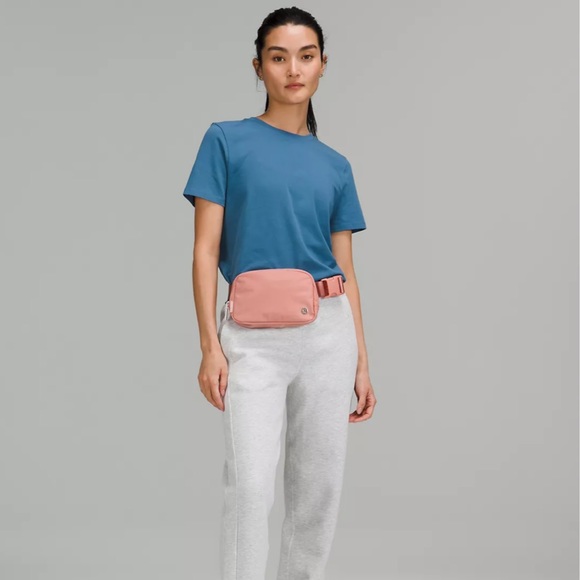 Lululemon Everywhere Belt Bag NWT Pink Pastel - Picture 2 of 13